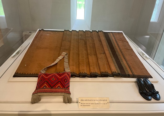 インディラガンジーが暗殺された際着用していた服