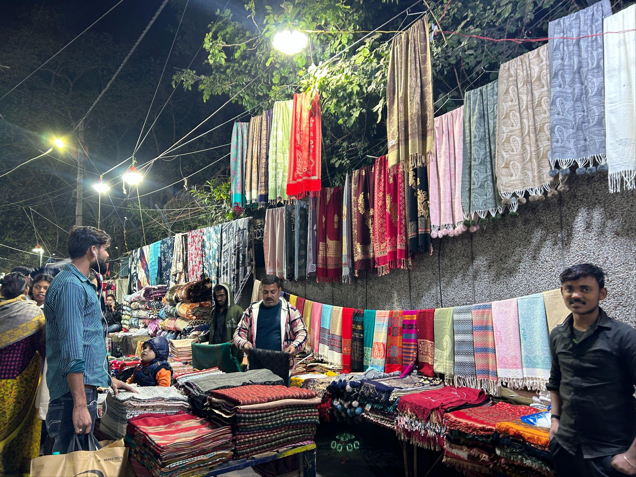 インドのストールが陳列されている様子